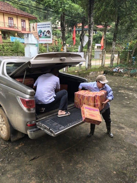 Đi bộ hàng chục km để cứu trợ người dân vùng lũ Thanh Hóa - ảnh 3