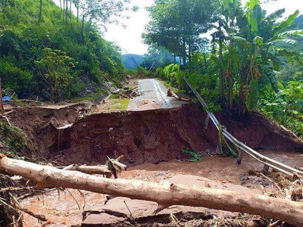 Đi bộ hàng chục km để cứu trợ người dân vùng lũ Thanh Hóa - ảnh 6