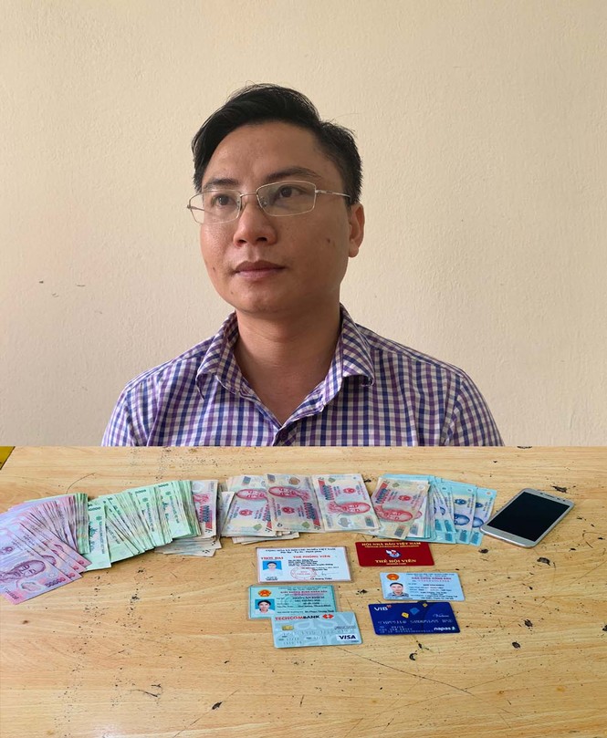 Bắt quả tang đối tượng lợi dụng danh nghĩa phóng viên tống tiền - ảnh 1