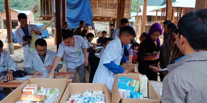 Khám bệnh, cấp thuốc cho người dân vùng lũ - ảnh 4