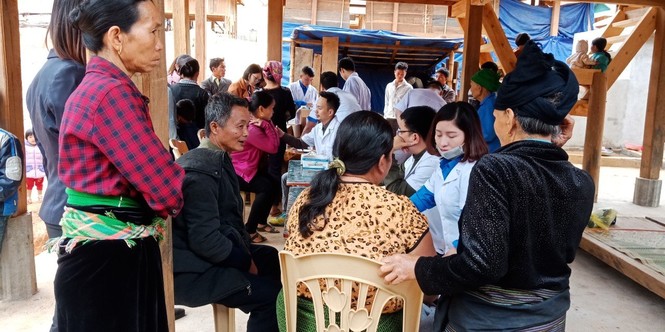 Khám bệnh, cấp thuốc cho người dân vùng lũ - ảnh 2