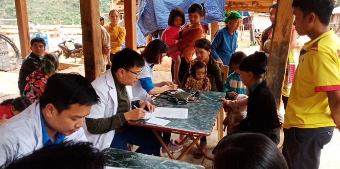 Khám bệnh, cấp thuốc cho người dân vùng lũ - ảnh 1