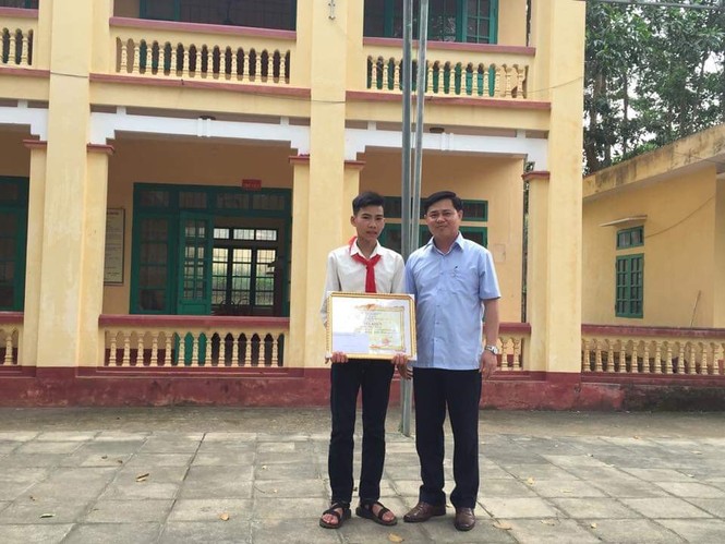 Khen thưởng cho học sinh dũng cảm cứu 3 người đuối nước - ảnh 1