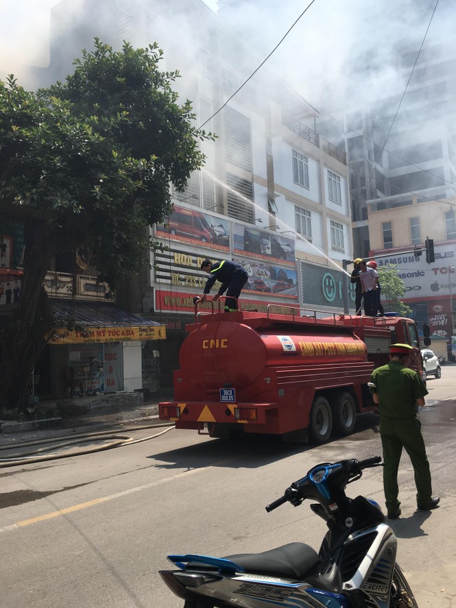 Cháy cơ sở kinh doanh bình gas, cả khu phố náo loạn - ảnh 3