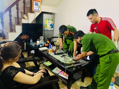 Cảnh sát phá cửa bắt nữ tội phạm ma tuý cố thủ, thu súng đạn trong nhà - ảnh 1