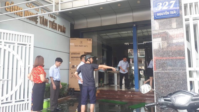 Một cảnh sát rơi từ tầng 2 khi chữa cháy tại trung tâm bảo hành - ảnh 2