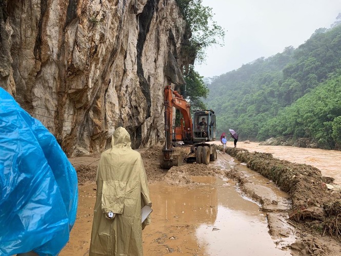Kinh hoàng một gia đình 5 người bị mất tích do lũ cuốn trôi - ảnh 3