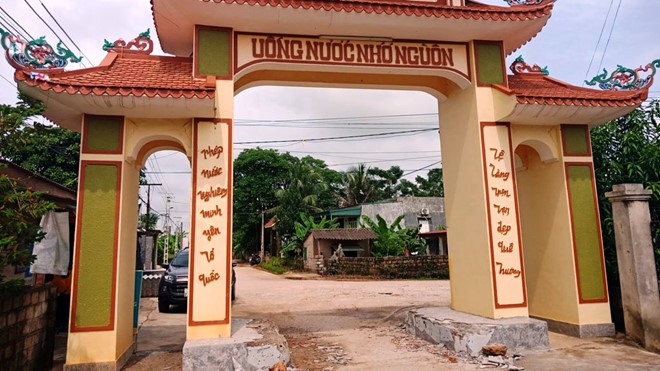 Làng đánh kẻng vây bắt nhóm người phá cổng làng - ảnh 1