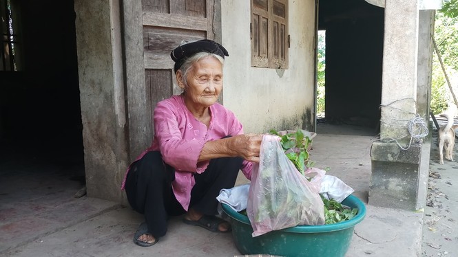 Xôn xao cụ bà 83 tuổi đạp xe lên xã xin 'thoát nghèo' - ảnh 3