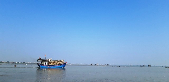Cứu 7 ngư dân bị chìm tàu - ảnh 1