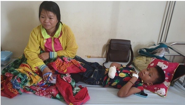 Bé 9 tuổi bị cụt bàn tay do đèn pin đang sạc phát nổ - ảnh 1