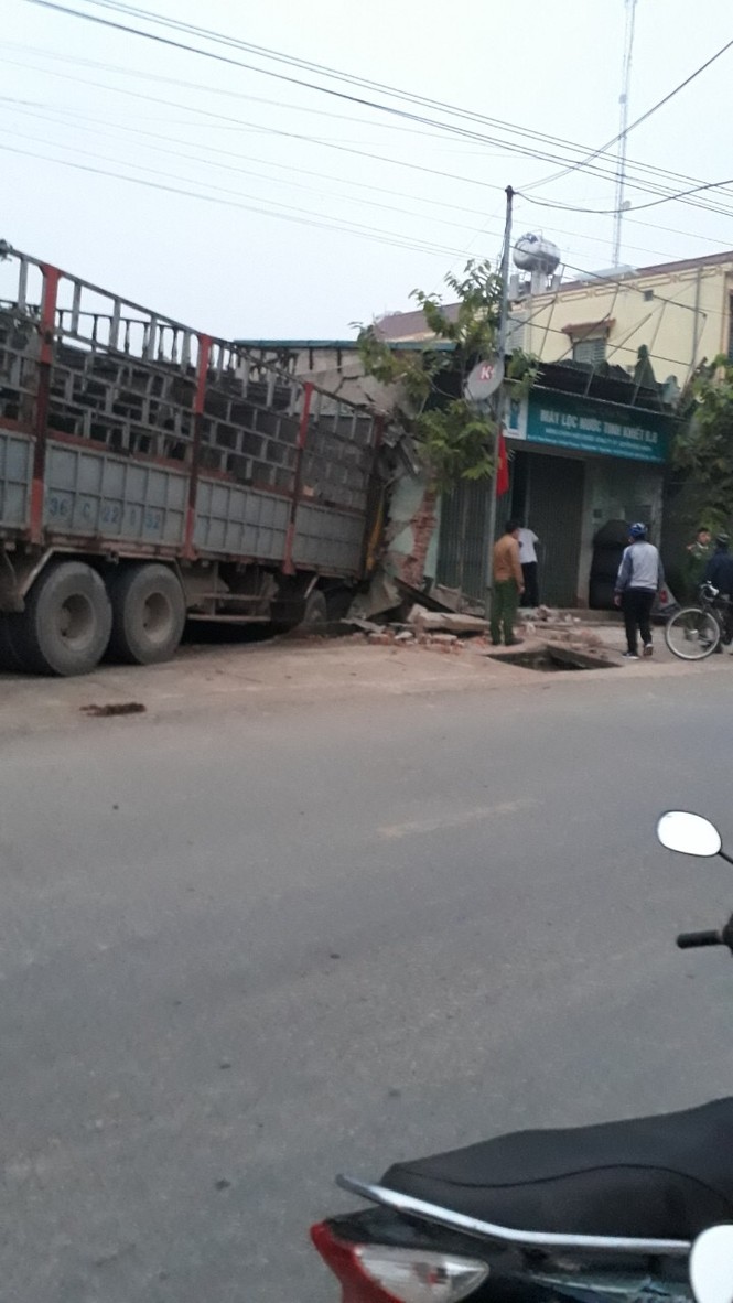 Kinh hoàng xe tải mất lái tông xuyên 2 nhà dân - ảnh 3