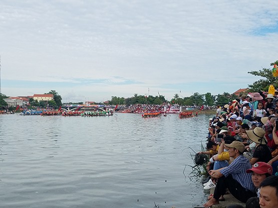 Tưng bừng lễ hội đua thuyền trên quê hương Đại Tướng - ảnh 2