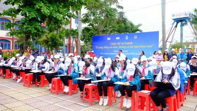 Hàng ngàn người hưởng ứng “Ngày thế giới phòng chống bom mìn” - ảnh 4