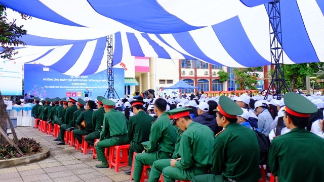 Hàng ngàn người hưởng ứng “Ngày thế giới phòng chống bom mìn” - ảnh 2