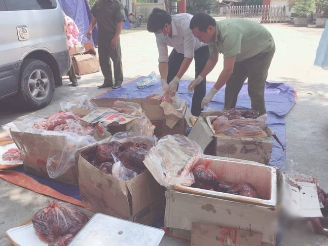 Bắt gần 300 kg nội tạng động vật hôi thối trên đường đi tiêu thụ - ảnh 2