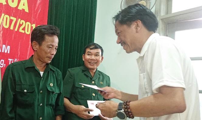 Trao 100 triệu đồng cho cựu TNXP có hoàn cảnh khó khăn - ảnh 2