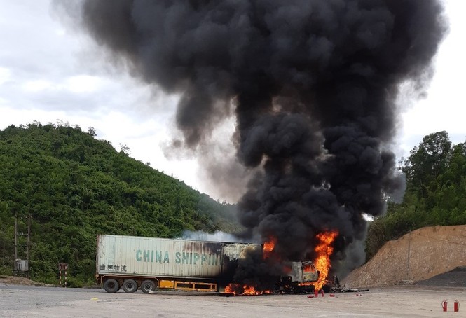 Xe container bất ngờ cháy rụi khi đang lưu thông - ảnh 1