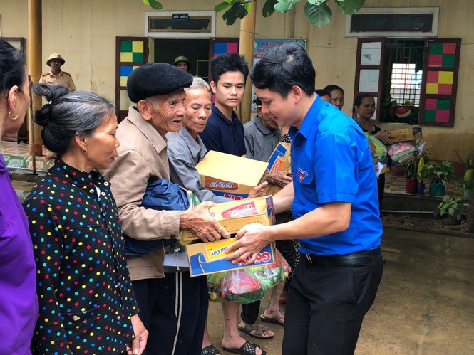 Màu áo xanh tình nguyện làm ấm lòng người dân vùng lũ - ảnh 6