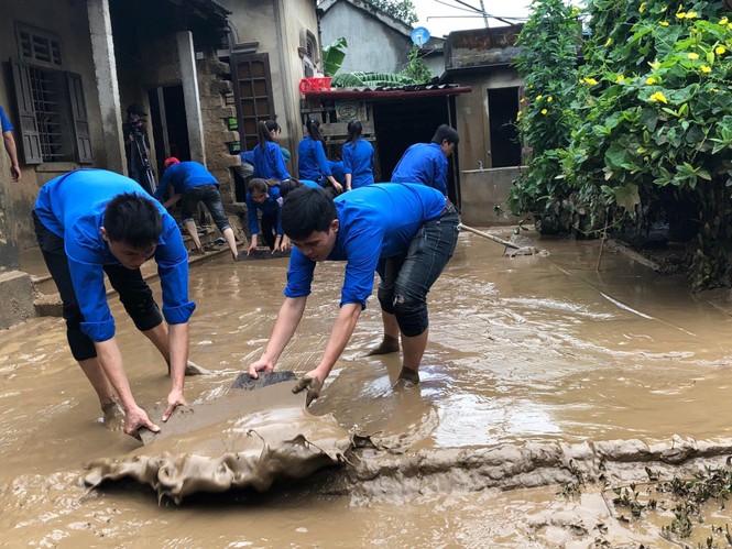 Màu áo xanh tình nguyện làm ấm lòng người dân vùng lũ - ảnh 7