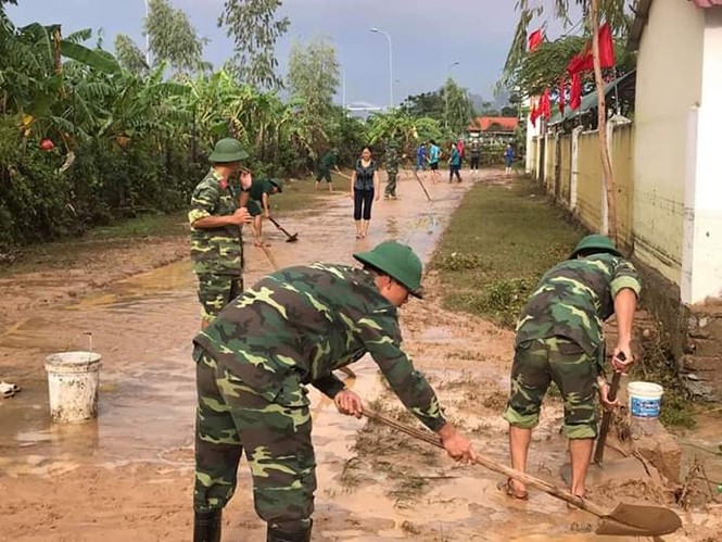 Màu áo xanh tình nguyện làm ấm lòng người dân vùng lũ - ảnh 3