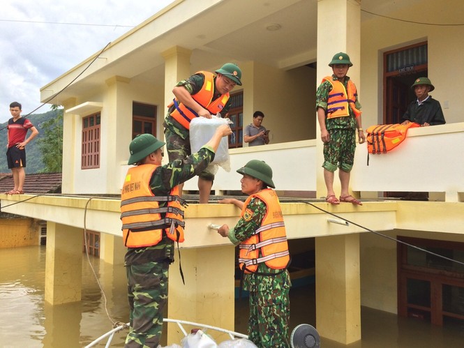 Màu áo xanh tình nguyện làm ấm lòng người dân vùng lũ - ảnh 2