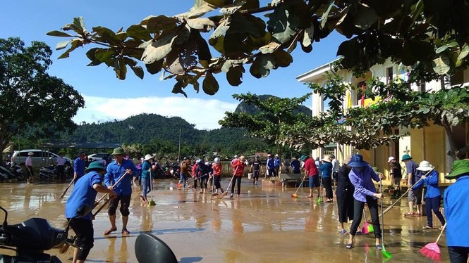 Màu áo xanh tình nguyện làm ấm lòng người dân vùng lũ - ảnh 1