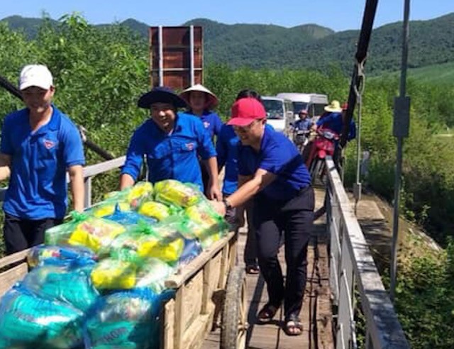 Màu áo xanh tình nguyện làm ấm lòng người dân vùng lũ - ảnh 5