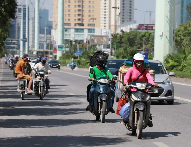 Người dân hãi hùng phơi nắng trên con đường nóng nhất Thủ đô - ảnh 2