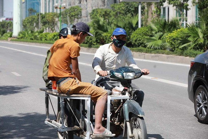 Người dân hãi hùng phơi nắng trên con đường nóng nhất Thủ đô - ảnh 3