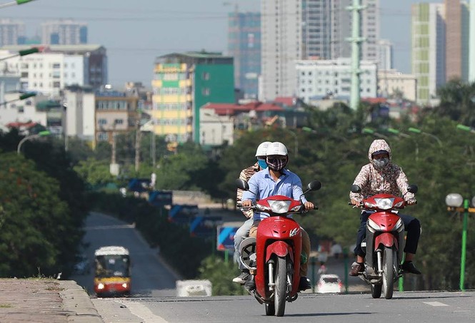 Người dân hãi hùng phơi nắng trên con đường nóng nhất Thủ đô - ảnh 4