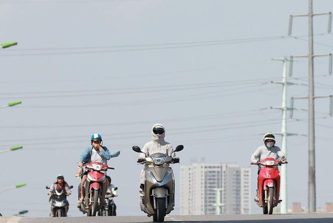 Người dân hãi hùng phơi nắng trên con đường nóng nhất Thủ đô - ảnh 9