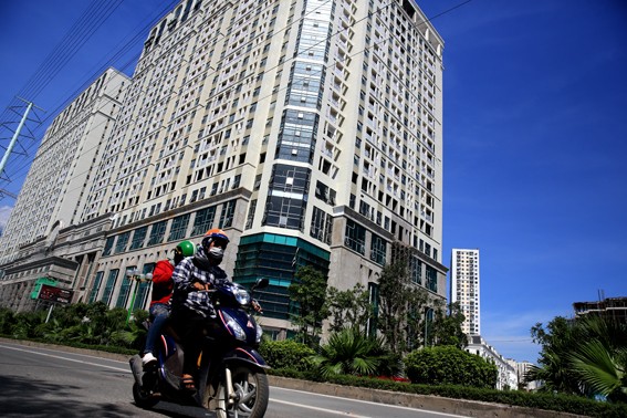 Người dân hãi hùng phơi nắng trên con đường nóng nhất Thủ đô - ảnh 5