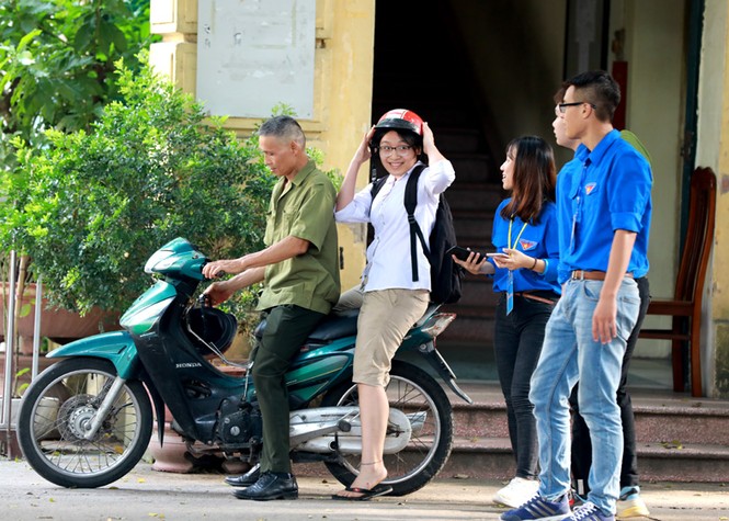 Xúc động thí sinh bị nạn được thanh niên tình nguyện cõng lên tầng 3 dự thi - ảnh 5