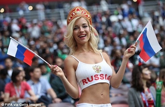 Chùm ảnh: Bóng hồng “thổi lửa” vào khán đài trận khai mạc World Cup - ảnh 1