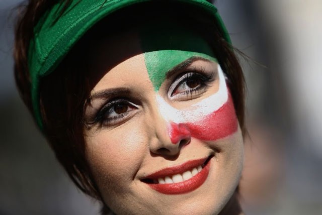 Say đắm với nhan sắc dàn fan nữ Iran trên khán đài World Cup - ảnh 14