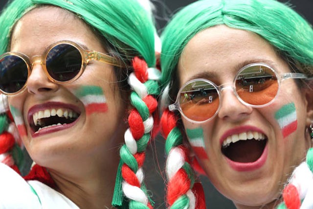 Say đắm với nhan sắc dàn fan nữ Iran trên khán đài World Cup - ảnh 10