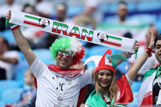 Say đắm với nhan sắc dàn fan nữ Iran trên khán đài World Cup - ảnh 11