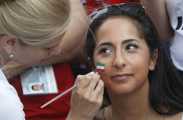 Say đắm với nhan sắc dàn fan nữ Iran trên khán đài World Cup - ảnh 12