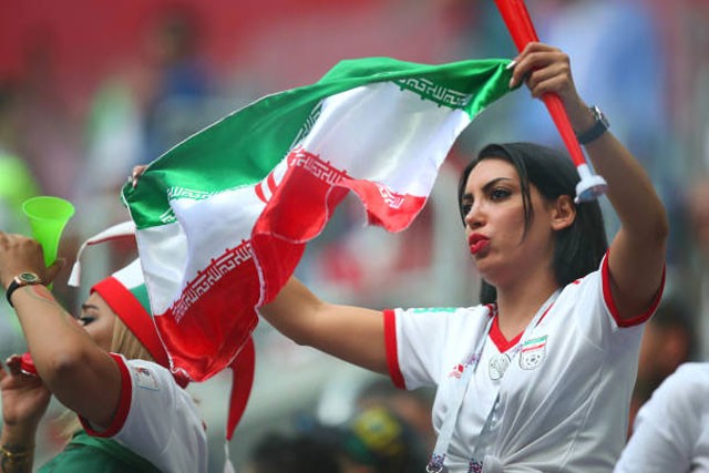 Say đắm với nhan sắc dàn fan nữ Iran trên khán đài World Cup - ảnh 2