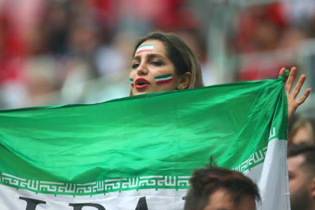 Say đắm với nhan sắc dàn fan nữ Iran trên khán đài World Cup - ảnh 3
