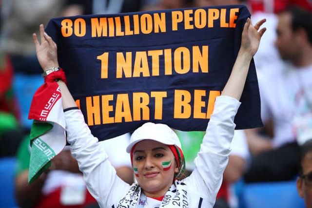Say đắm với nhan sắc dàn fan nữ Iran trên khán đài World Cup - ảnh 4