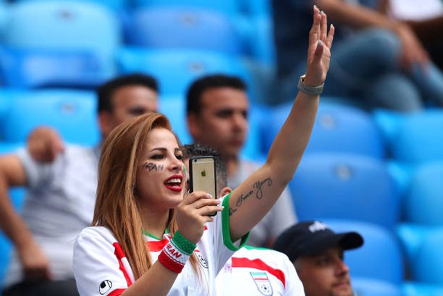 Say đắm với nhan sắc dàn fan nữ Iran trên khán đài World Cup - ảnh 6