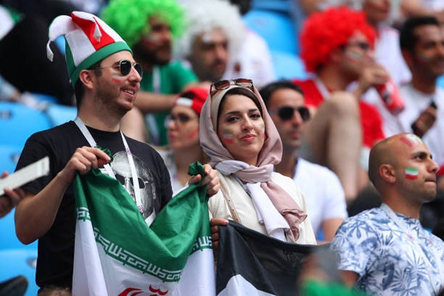 Say đắm với nhan sắc dàn fan nữ Iran trên khán đài World Cup - ảnh 7