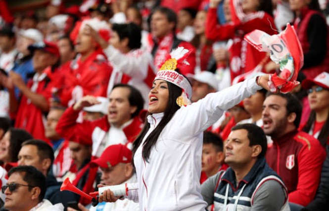 ‘Cân đo’ nhan sắc của fan nữ tuyển Pháp và Peru - ảnh 11