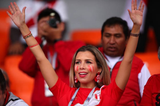 ‘Cân đo’ nhan sắc của fan nữ tuyển Pháp và Peru - ảnh 8