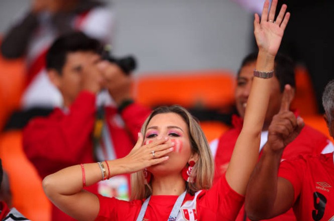 ‘Cân đo’ nhan sắc của fan nữ tuyển Pháp và Peru - ảnh 9