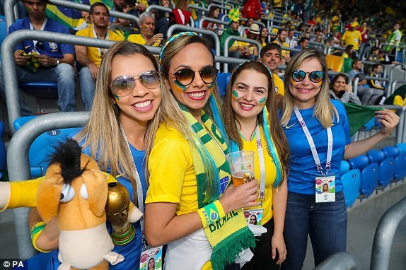 Cận cảnh nhan sắc tựa thiên thần của fan nữ tuyển Brazil - ảnh 12