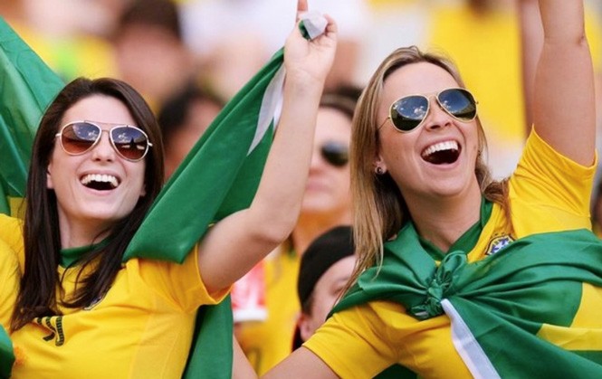 Cận cảnh nhan sắc tựa thiên thần của fan nữ tuyển Brazil - ảnh 6