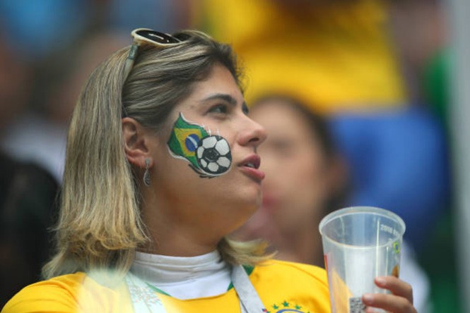 Cận cảnh nhan sắc tựa thiên thần của fan nữ tuyển Brazil - ảnh 9